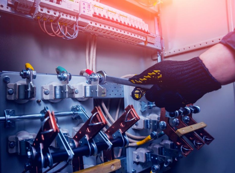 Les normes essentielles en électricité industrielle à Ham