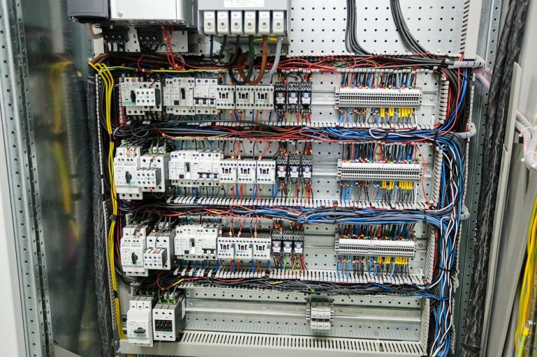 Pourquoi planifier une maintenance électrique régulière à Ham ?