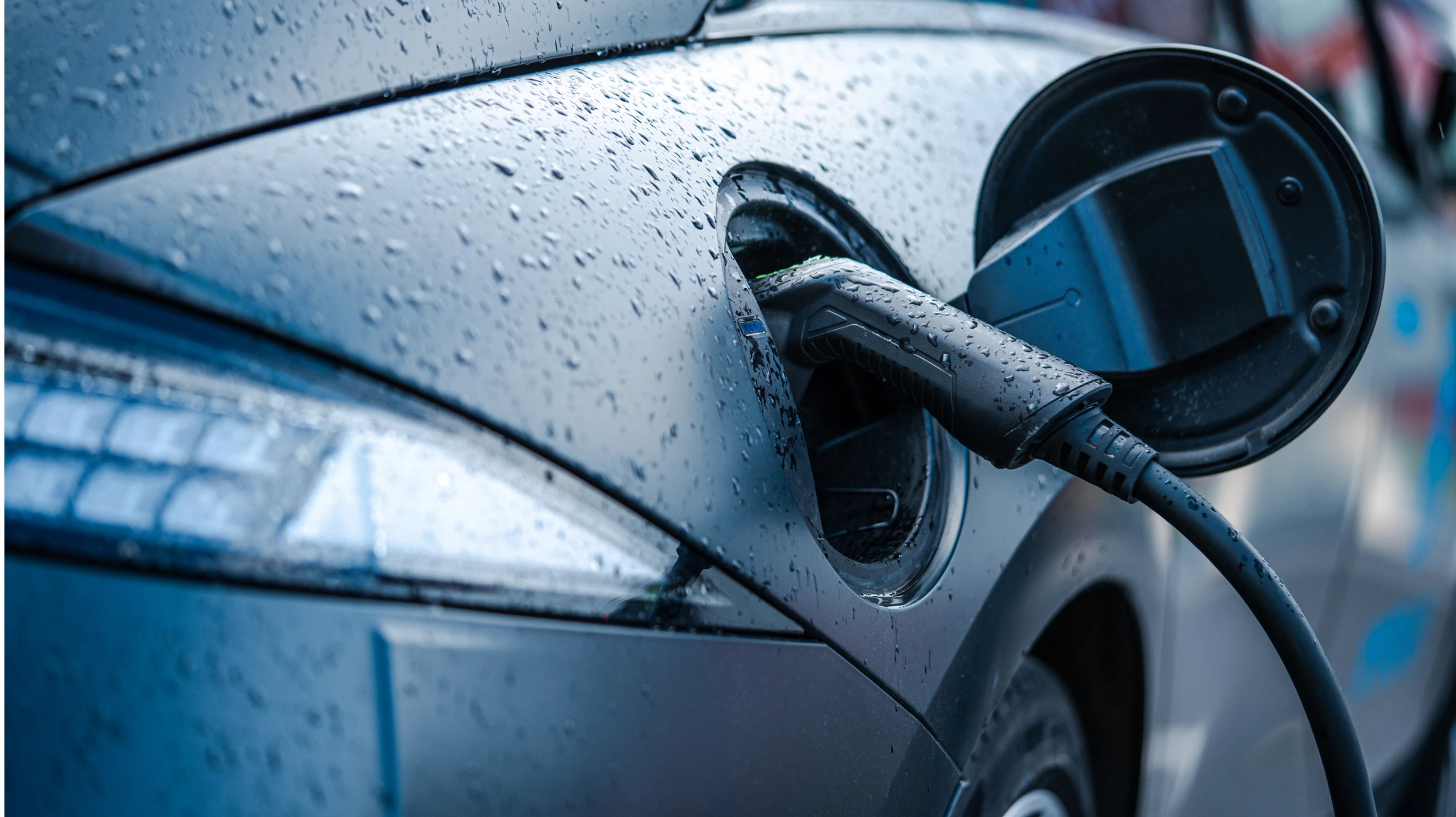 Voiture électrique reliée à une borne de recharge