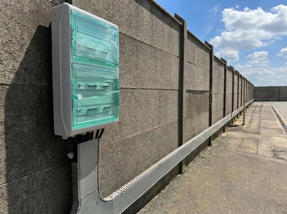 La cloison sèche est en voie d'être modifiée à mesure que les travailleurs se préparent à installer de nouveaux luminaires dans les travaux de rénovation