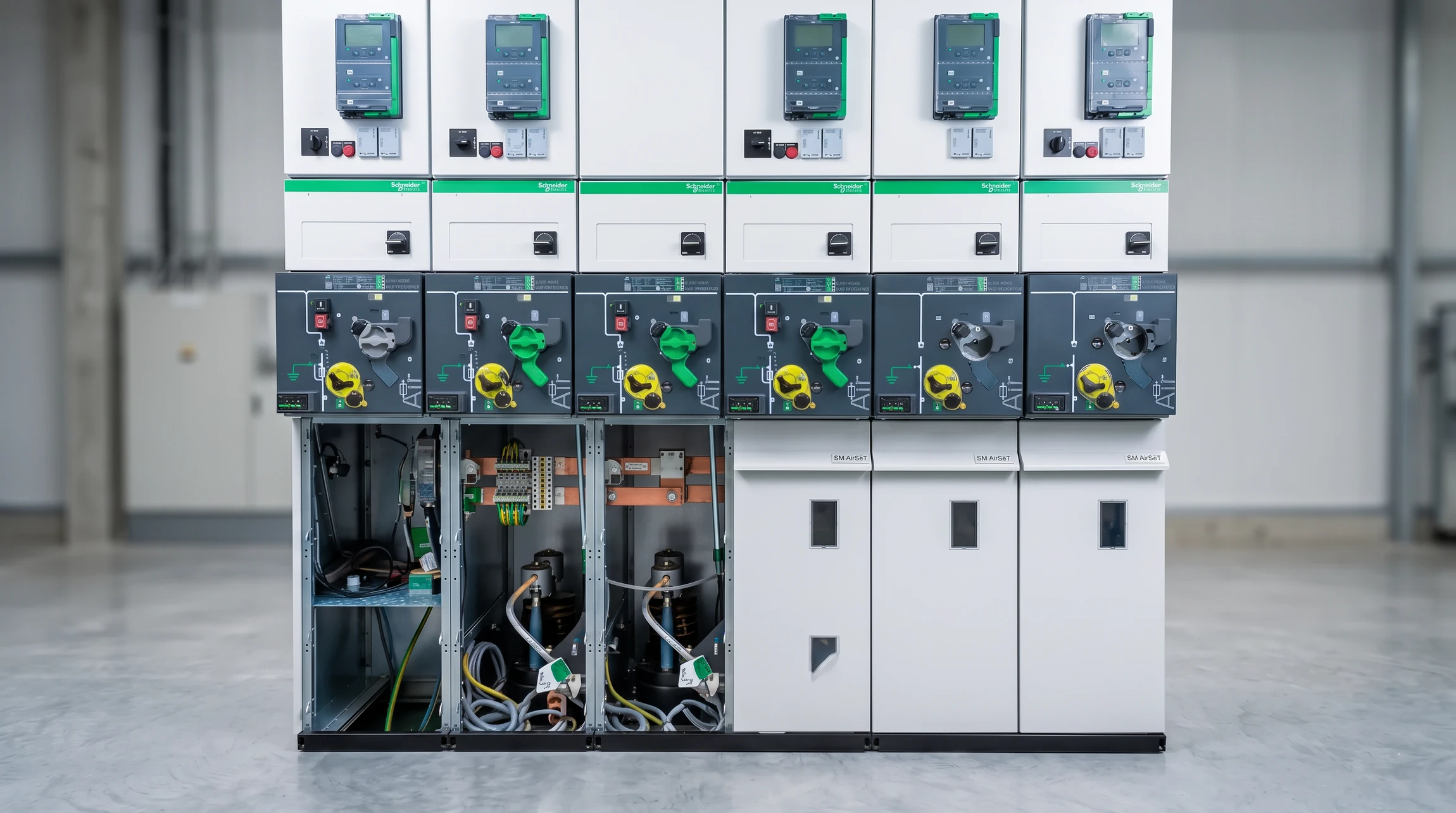Photographie professionnelle d'un électricien en uniforme travaillant dans un intérieur résidentiel ou commercial, en train d'effectuer une installation électrique ou un dépannage. L'électricien doit être photographié en action, utilisant des outils professionnels appropriés (multimètre, tournevis électricien, etc.), travaillant sur un tableau électrique mural ou une installation murale. Le décor doit montrer un environnement intérieur professionnel typique (cuisine, pièce de bureau ou couloir), avec éclairage naturel ou professionnel. L'image doit transmettre la compétence, la confiance et le professionnalisme, illustrant l'expertise électrique générale pour les particuliers et entreprises.